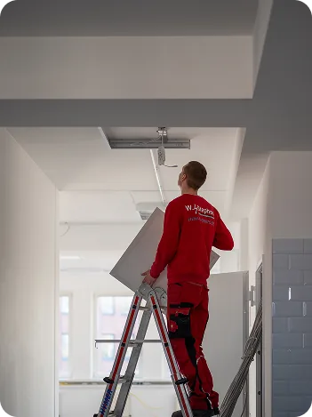 Mitarbeiter montiert LED-Panel an der Decke